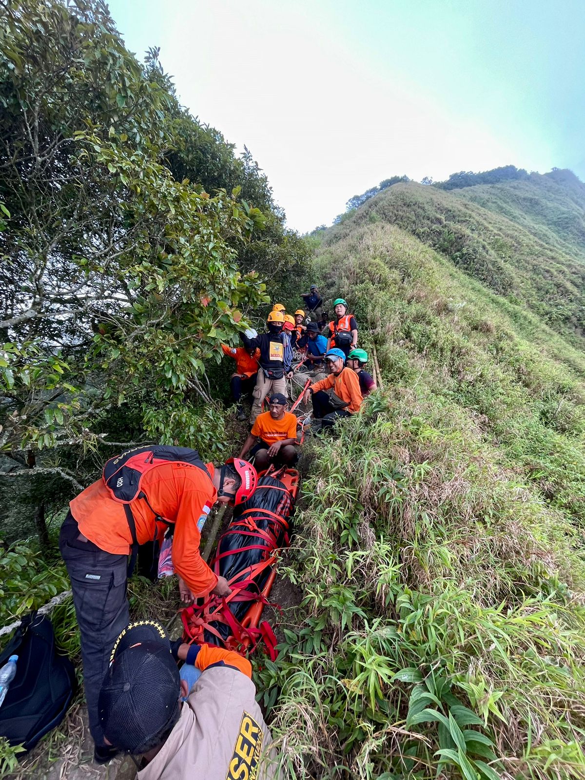 Korban pendaki gunung Muria Kudus Jateng yang tewas jatuh ke jurang berhasil dievakuasi tim SAR Semarang. (BeritaNasional/dok tim SAR)