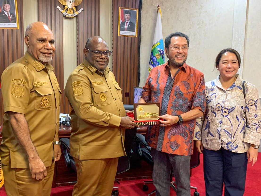 Wakil Ketua DPD Yorrys Raweyai bersama penjabat daerah Papua. (BeritaNasional/dok DPD)