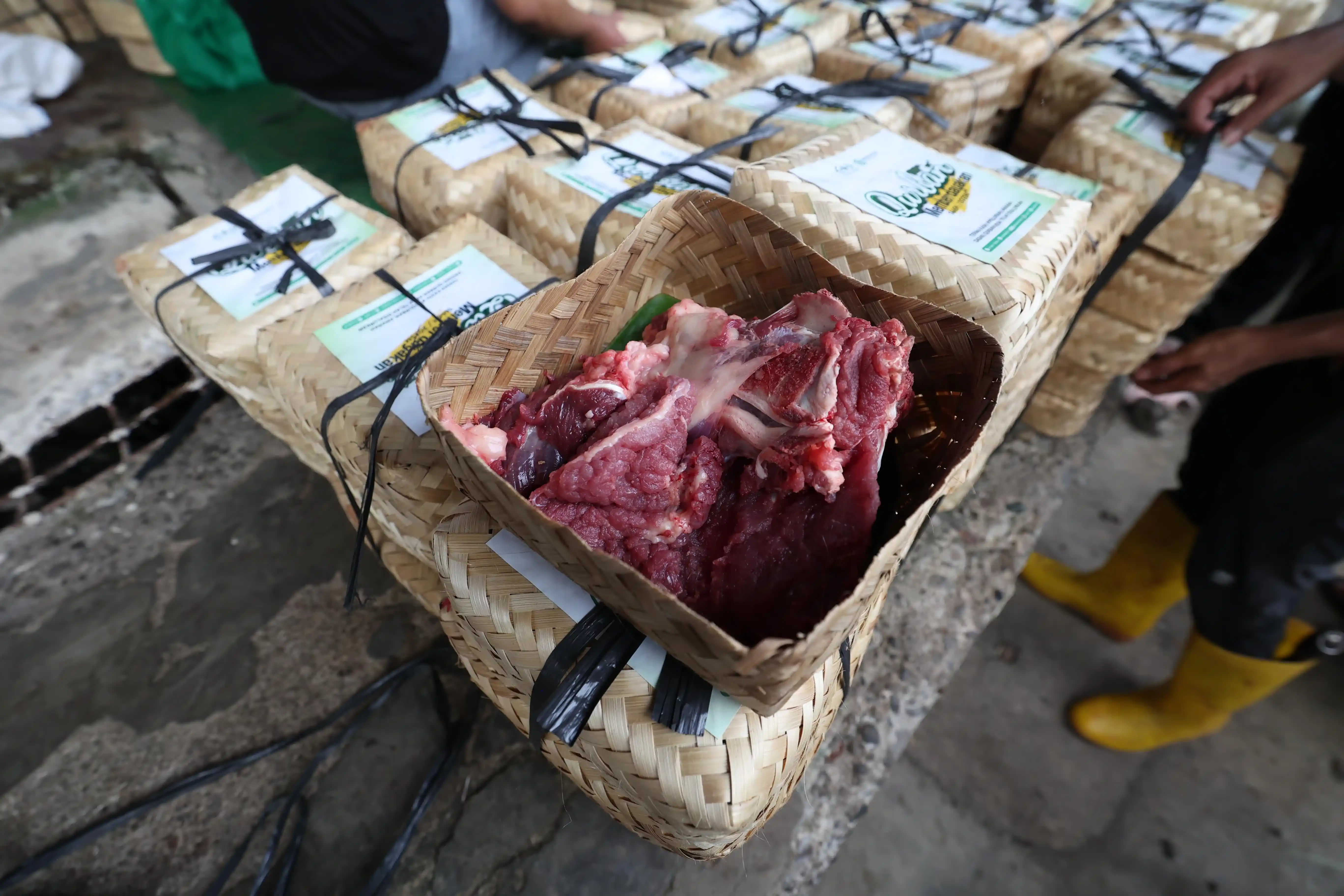 Pengemasan daging kurban menggunakan besek bambu oleh NU Care. (Foto/NU Care)