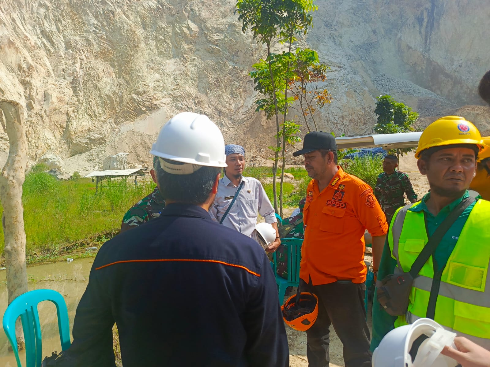 Tim SAR gabungan mencari korban longsor galian C Gunung Kuda Cirebon Jawa Barat. (BeritaNasional/BNPB)