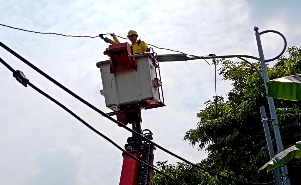 Petugas Bina Marga memperbaiki lampu penerangan jalan di Jalan Gatot Subroto, Jakarta, Rabu (4/6/2025). (Beritanasional.com/Oke Atmaja)