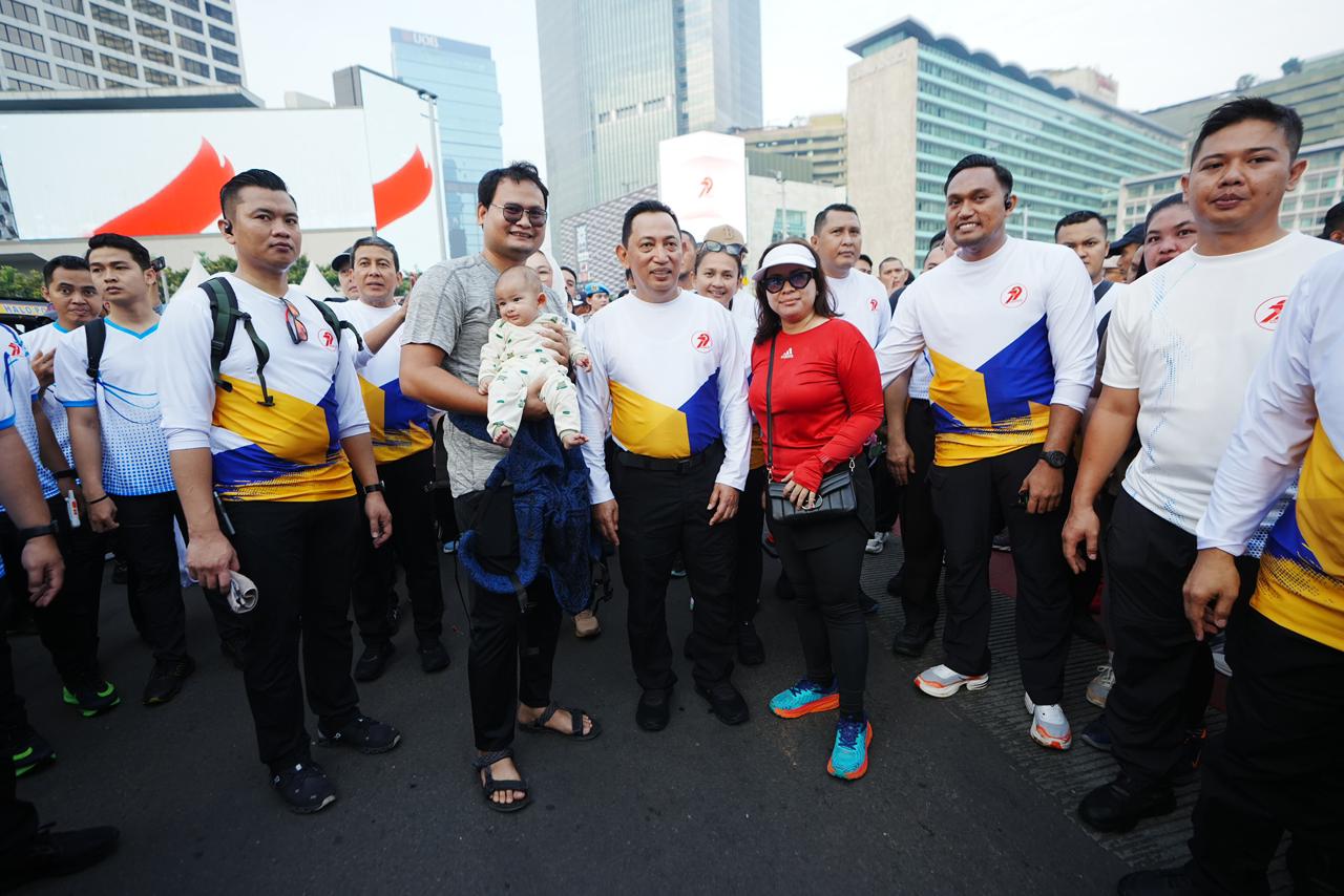 Peringati Hari Bhayangkara Kalolri Jenderal Pol Listyo Sigit Prabowo berbaur di CFD Jakarta, kemarin. (BeritaNasional/dok humas polri)