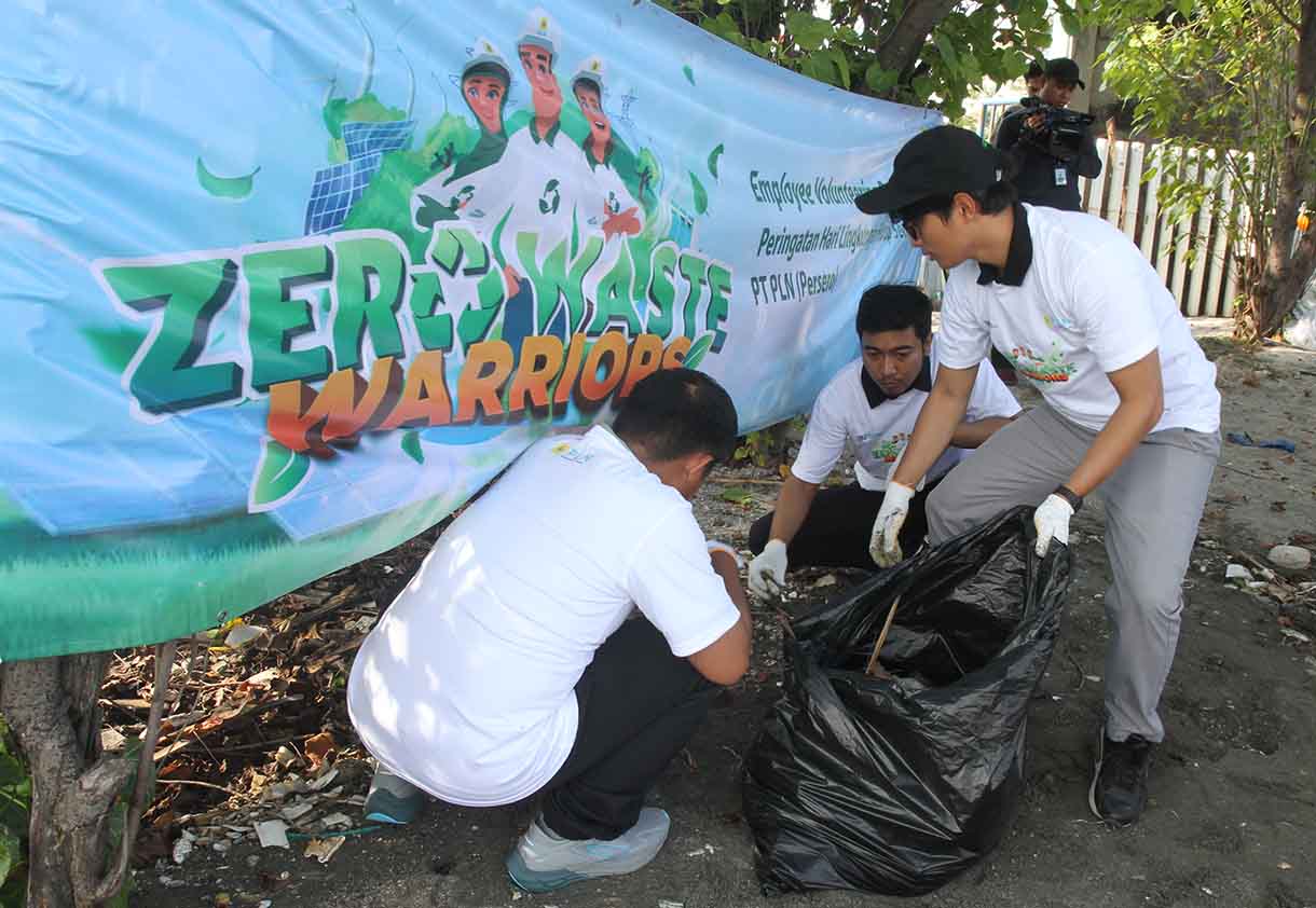 Sejumlah karyawan PLN Indonesia Power Unit Bisnis Pembangkitan (UBP) Priok mengangkut sampah dengan kantong plastik di Kawasan pesisir Pantai Tanjung Priok, Jakarta, Jumat (13/6/2025). (Beritanasional.com/Oke Atmaja)