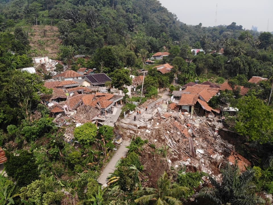 Petugas memasang rambu dan imbauan kawasan zona berbahaya di lokasi pergerakan tanah di Desa Pasirmunjul, Purwakarta, Jawa Sabtu (14/6). (BeritaNasional/BNPB)