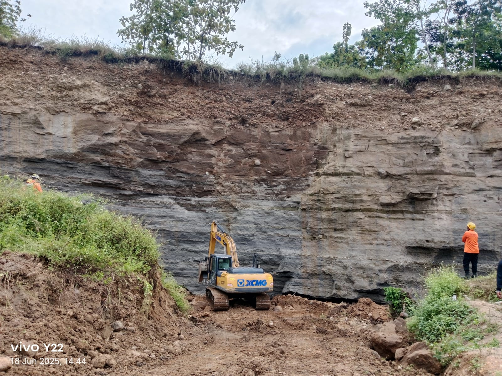 Tim penyelamat mencari korban tanah longsor di Cirebon Jawa Barat. (BeritaNasional/BNPB)