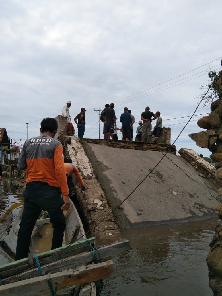 Banjir di Kabupaten Parigi Moutong membuat akses jalan terputus. (BeritaNasional/BNPB)