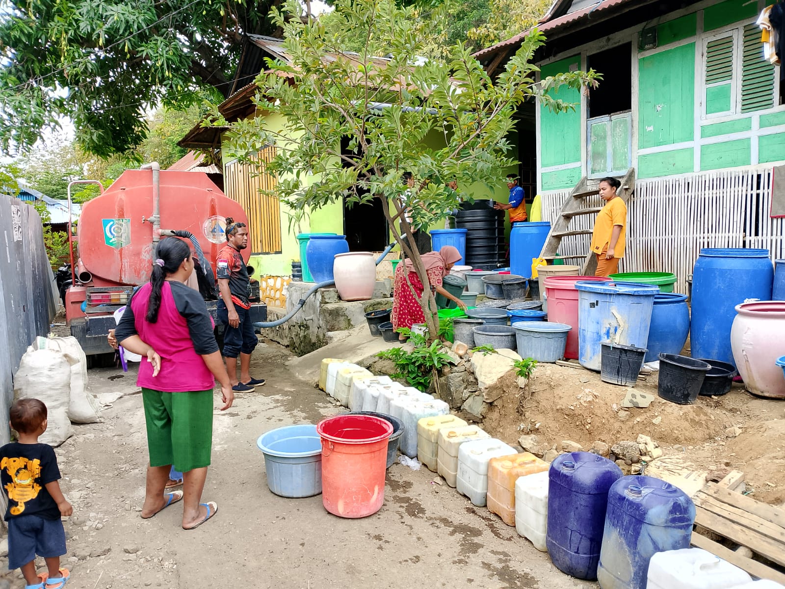 Warga mengantri air bersih di Kabupaten Bima NTB akibat bencana kekeringan. (BeritaNasional/BNPB)
