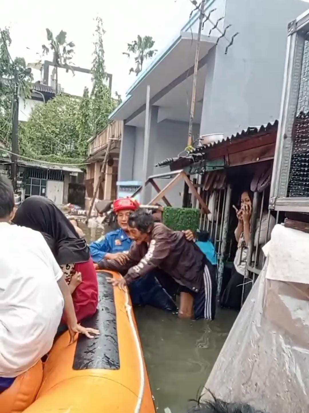 Perkembangan Situasi dan Penanganan Bencana, 29 Juni 2025 Tim penyelamat mengevakuasi warga lansia yang terdampak banjir di Kota Tangerang. (BeritaNasional/BNPB)