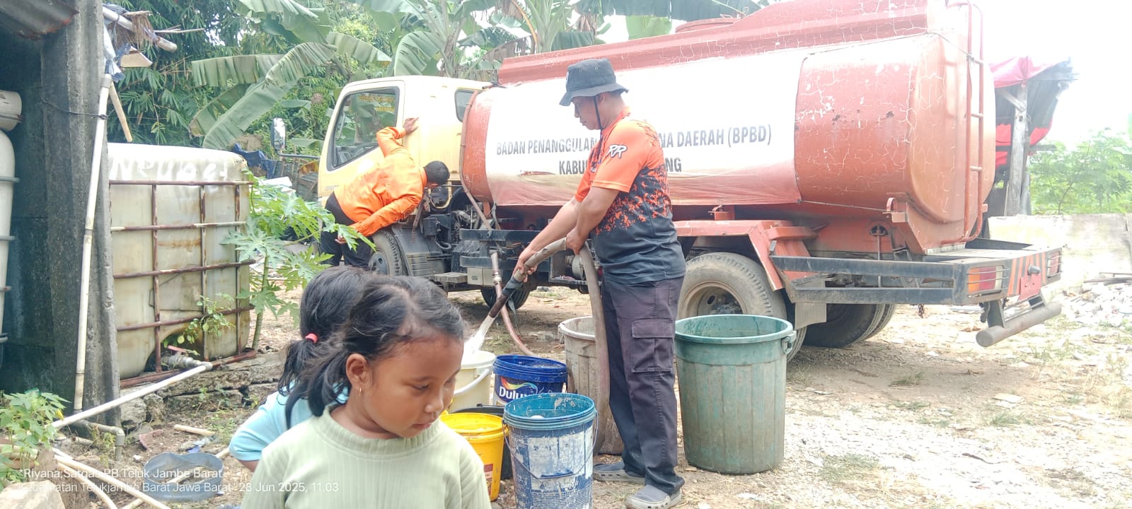 Bencana kekeringan di Karawang Jawa Barat. Tim mendistribusikan air bersih kepada warga. (BeritaNasional/BNPB)