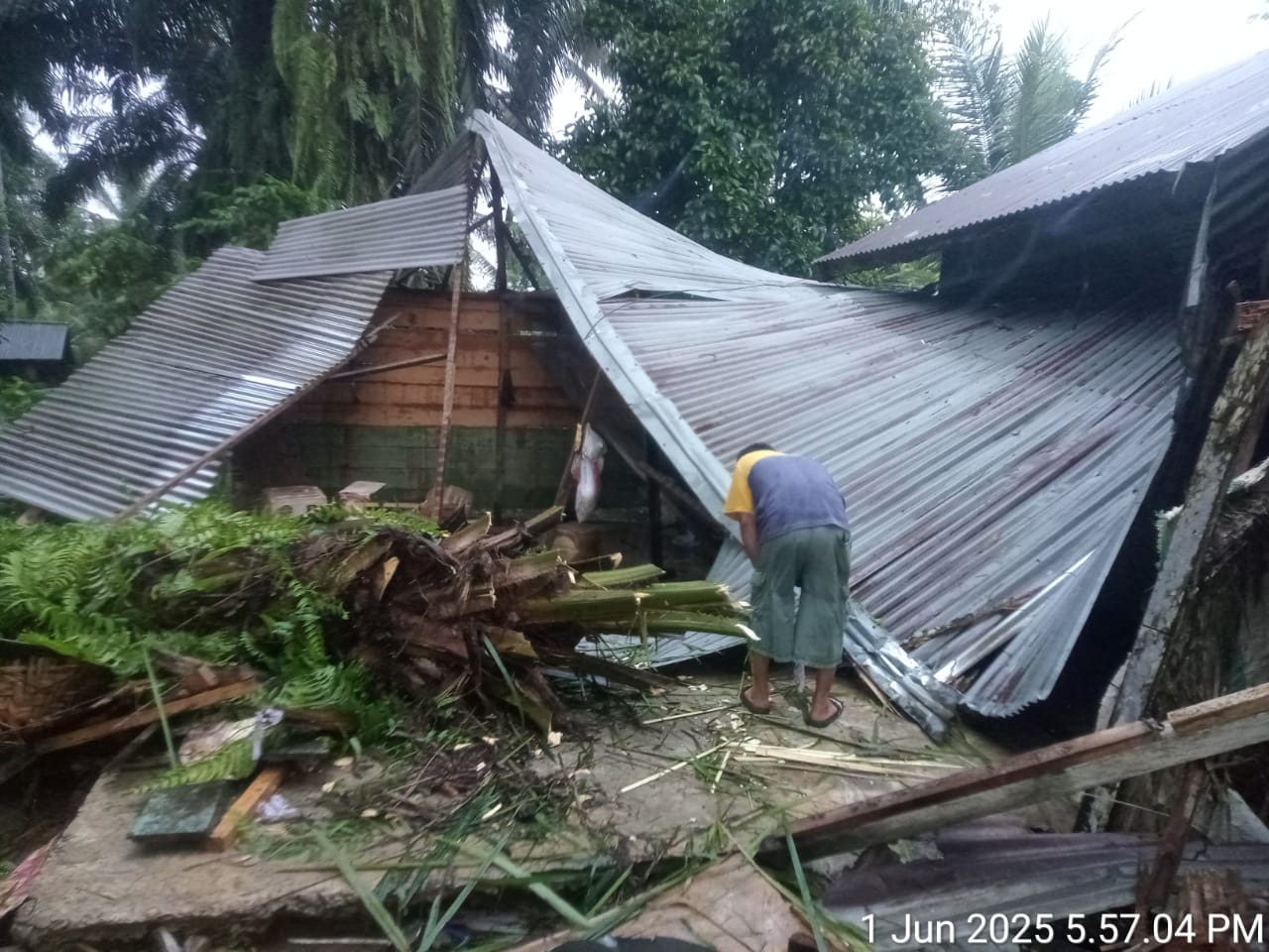 Rumah warga porak poranda diterjang angin kencang di Aceh Tamiang, Aceh. (BeritaNasional/BNPB)