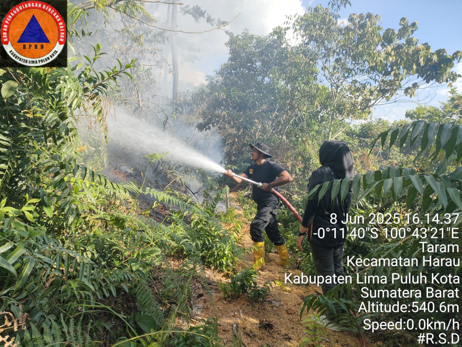 Tim padamdam lahan terbakar di Sumatera Barat. (BeritaNasional/BNPB)