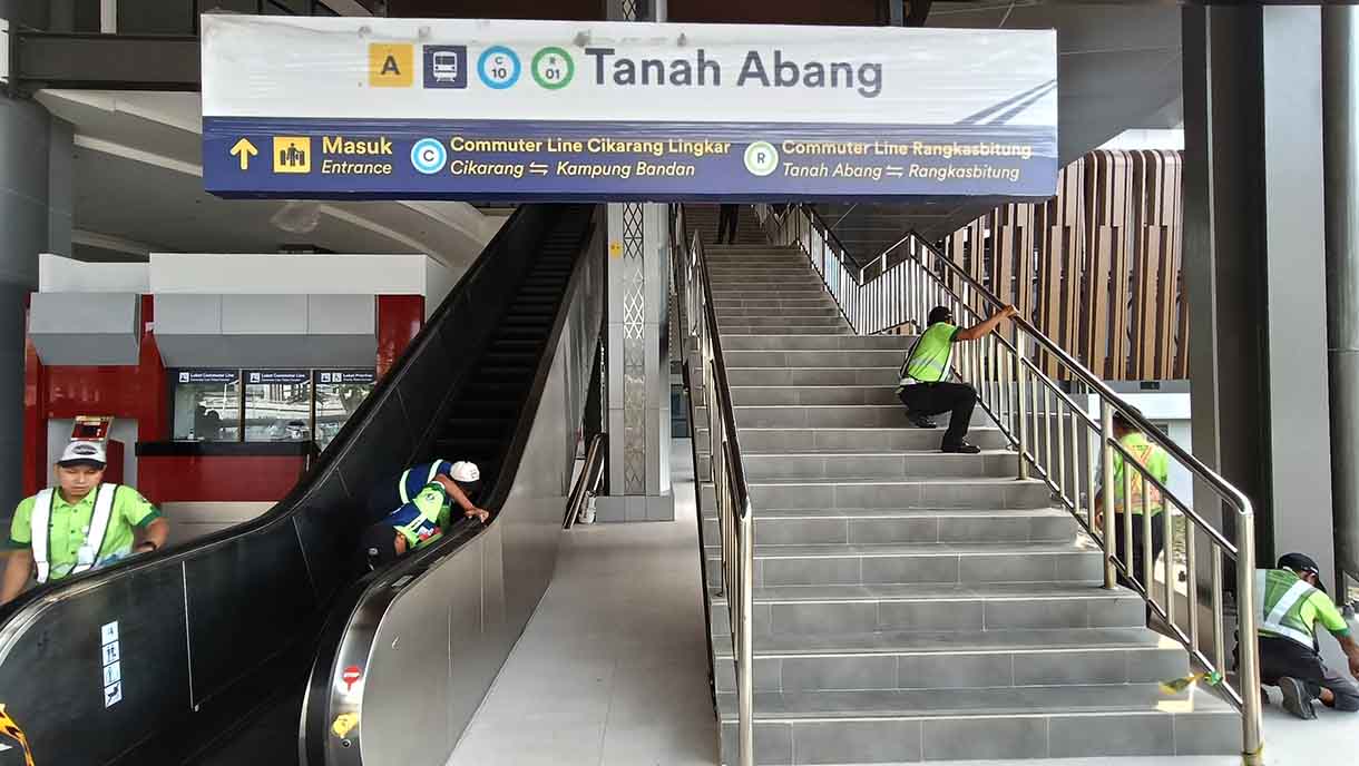 Pekerja mengecek tempat loket Stasiun Tanah Abang Baru di Jakarta Pusat, Jumat (27/6/2025).(Beritanasional.com/Oke Atmaja)