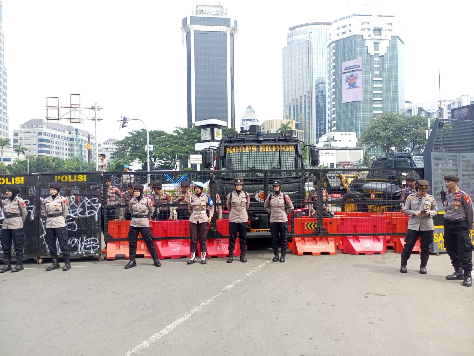 Personel gabungan mengamankan aksi unjuk rasa di silang Monas, Jakarta Pusat. (BeritaNasional/Bachtiarudin Alam)