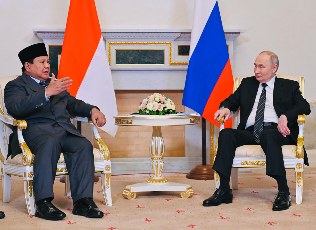 Presiden Prabowo Subianto (kiri) berbincang dengan Presiden Rusia Vladimir Putin (kanan) dalam kunjungan resmi di Istana Konstantine Novsky, St. Petersburg, Rusia, Kamis (19/6/2025).  (Foto Biro Pers)
