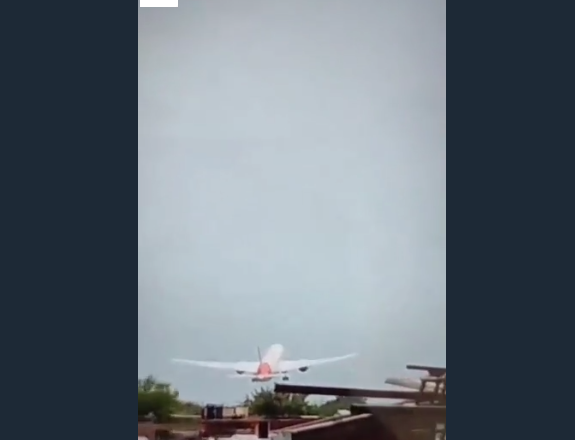 Momen maskapai Air India lepas landas dari Bandara Internasional Sardar Vallabhbhai Patel di Ahmedabad, Gujarat, 12 Juni 2025. Foto X