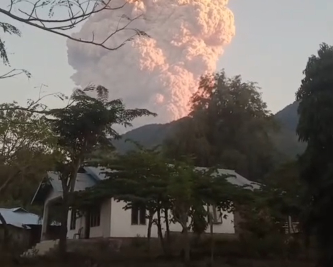 Letusan gunung Lewotobi Laki-laki NTT. (BeritaNasional/BNPB)
