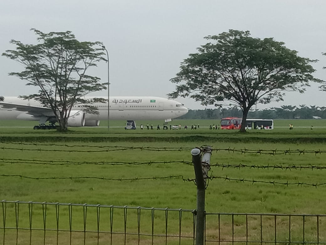 Pesawat Saudi Airlines SV5276 rute Jeddah–Jakarta ke Bandara Internasional Kualanamu, Deli Serdang, Sumatera Utara. (Foto/doc. Puspen TNI)