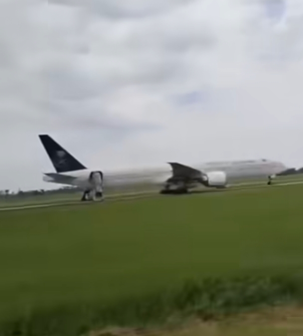 Pesawat Saudia Airlines yang mendarat darurat di Bandara Kualanamu, Deli Serdang, Sumut. (Foto/Istimewa)
