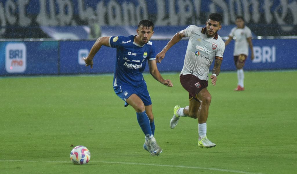 Pesepak bola Mateo Kocijan (kiri) resmi berpisah dengan Persib Bandung. (Foto/persib.co.id)