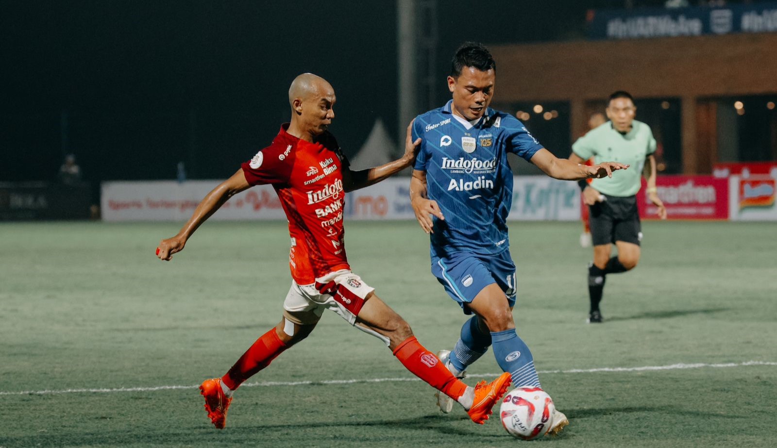 Pesepak bola Novri Setiawan (kiri). (Foto/baliutd.com)
