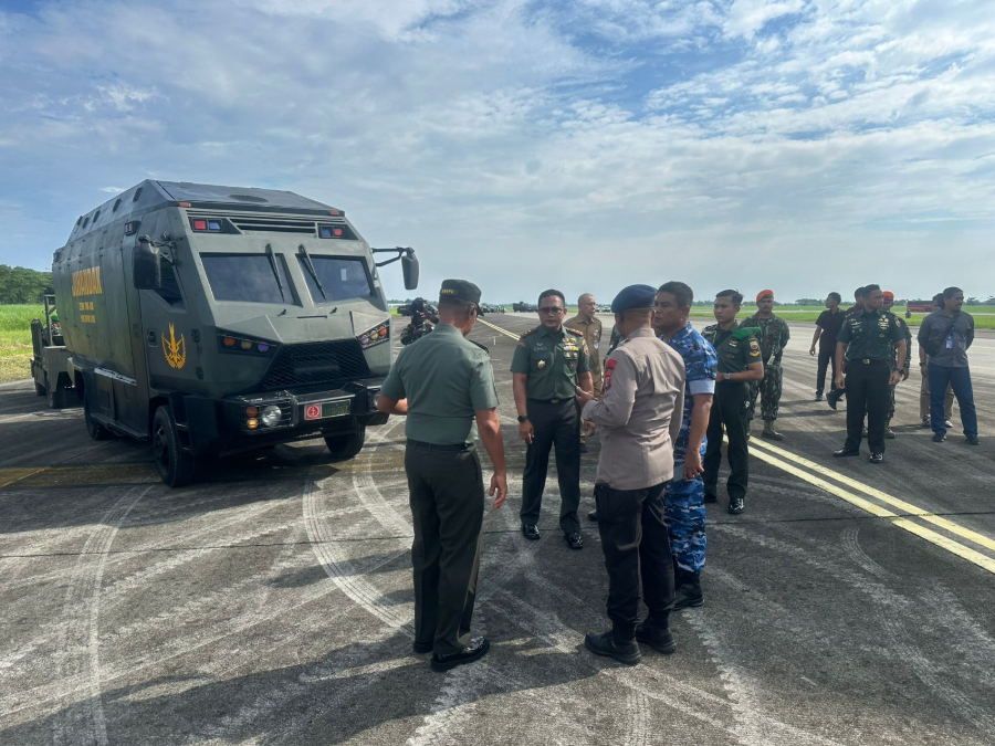 Momen petugas gabungan lanjutkan penyisiran pesawat Saudi Airlines. (Foto/doc. Puspen TNI)
