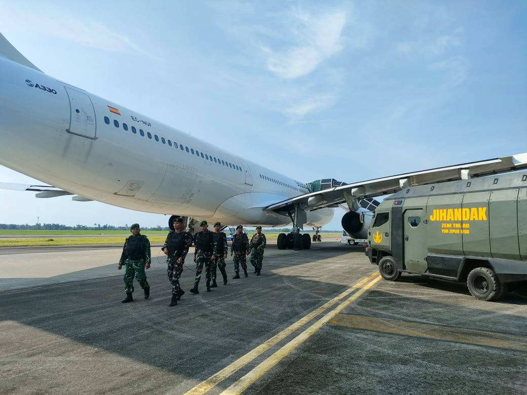 Petugas gabungan mengecek kondisi pesawat Saudia SV 5688 rute Muscat–Surabaya di Bandara Kualanamu. (Foto/Istimewa)