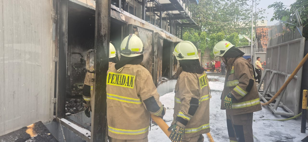 Petugas pemadam kebakaran sedang memadamkan api di Restoran HokBen Ciracas, Jaktim. (Foto/Istimewa)