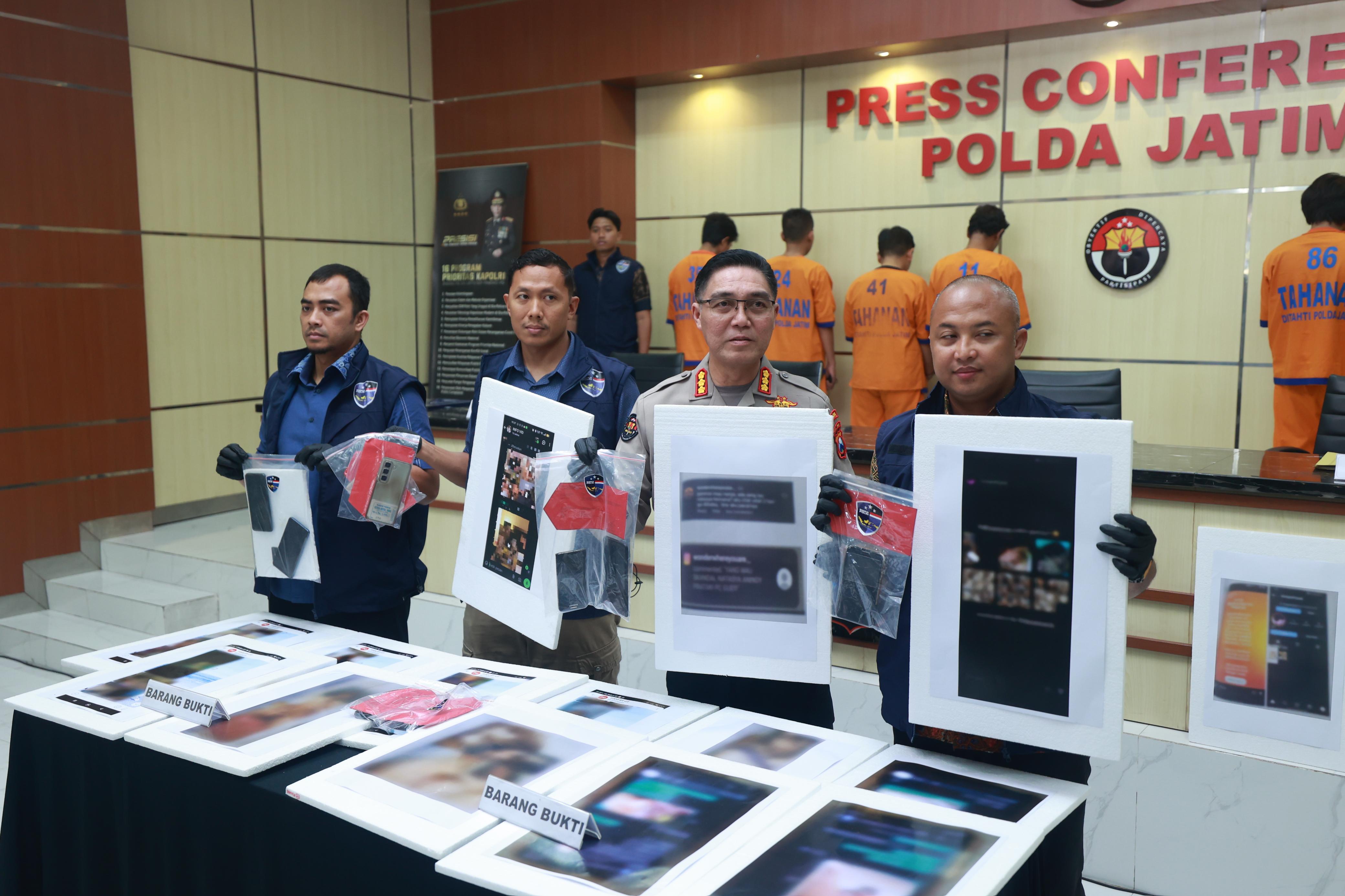 Polda Jatim Ungkap Jaringan Gay Penyebar Konten Asusila di WhatsApp dan Facebook. (Foto/Polda Jatim)