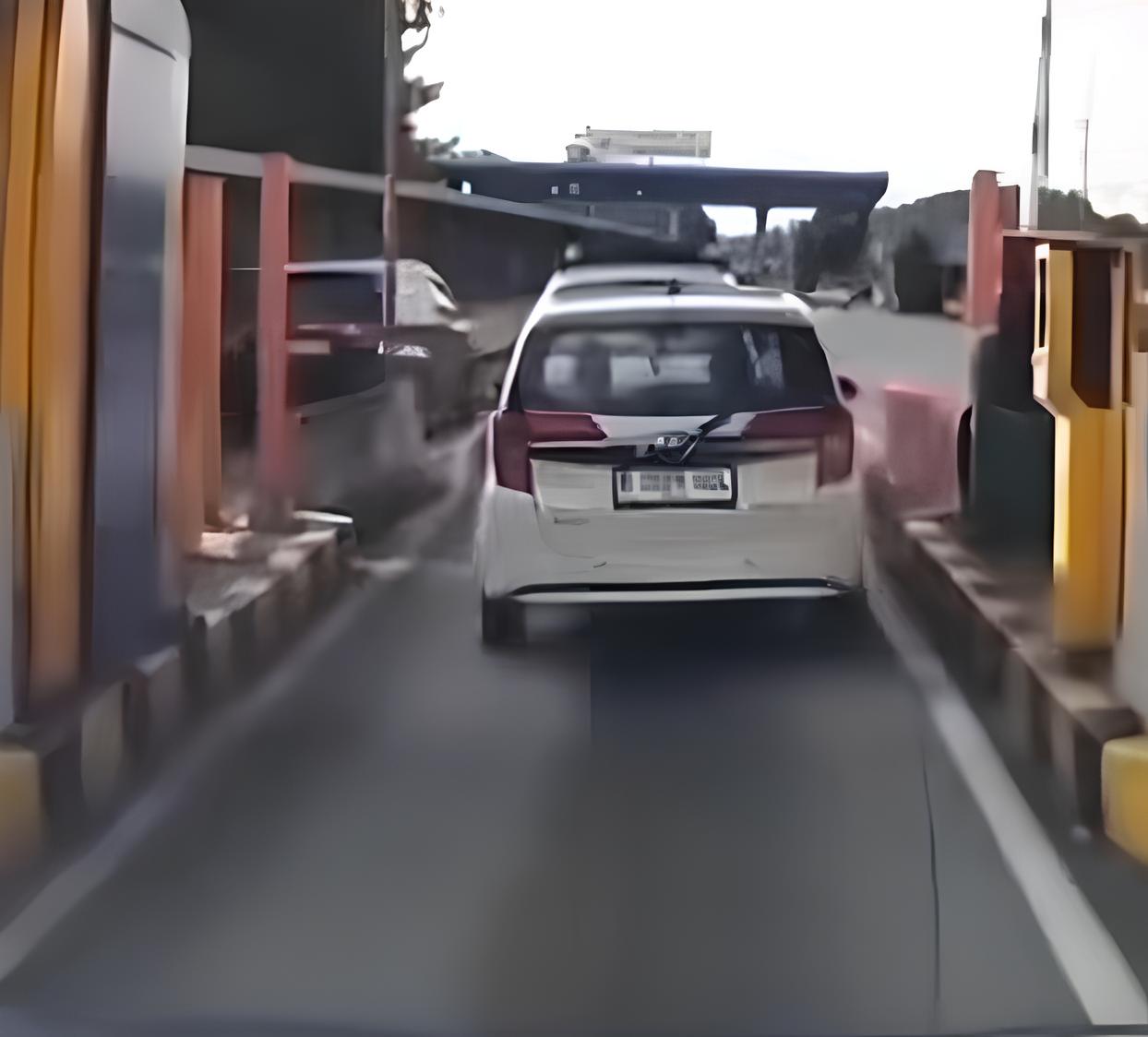 Polda Metro Jaya Identifikasi Pengemudi Toyota Calya Penerobos Gerbang Tol. (Foto/istimewa).