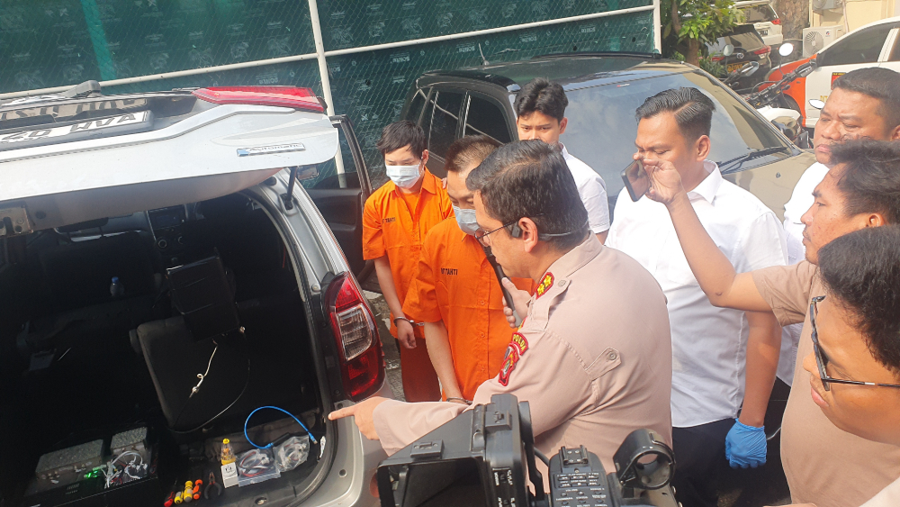 Polisi menangkap WN Malaysia pelaku penipuan dengan mencatut nama bank di Indonesia. (Foto/Istimewa)