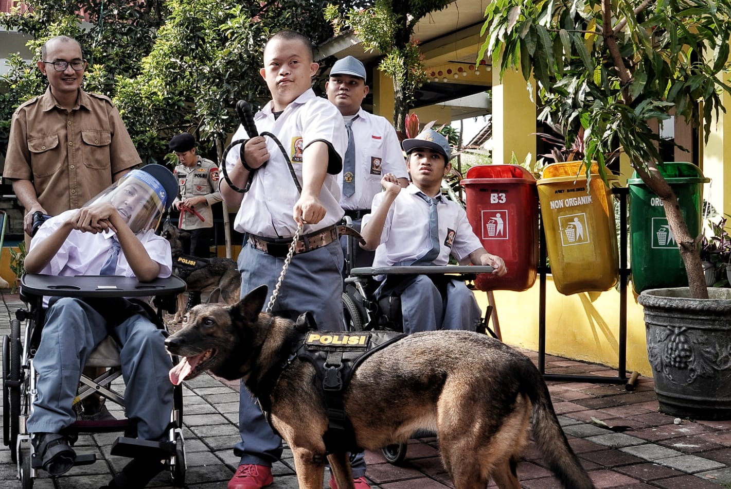 Para siswa Sekolah Luar Biasa Negeri (SLBN) Depok mengikuti kegiatan  pengembangan kemampuan sensorik dan motorik anak-anak berkebutuhan khusus. (BeritaNasional/Elvis Sendouw)