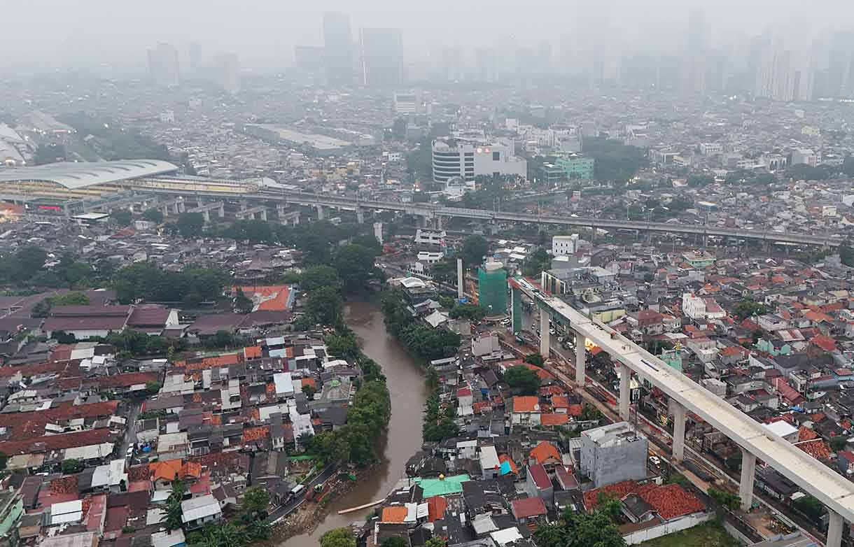 Suasana gedung bertingkat diselimuti polusi udara di Jakarta, Rabu(18/6/2025).  (Beritanasional.com/Oke Atmaja)