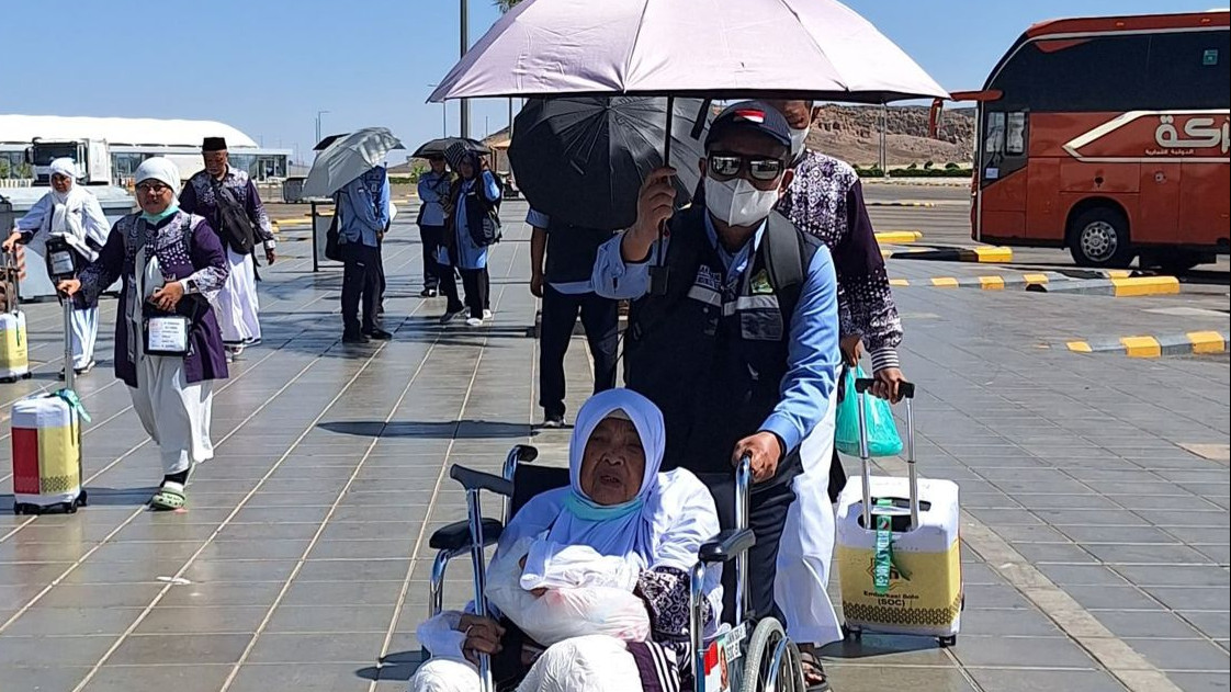 PPIH Arab Saudi membantu jemaah di Bandara Madinah. (Foto/Kemenag RI)