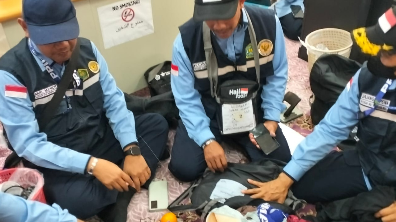 PPIH Daker Bandara sortir kelebihan barang bawaan jemaah sebelum masuk Bandara Jeddah. (Foto/Kemenag RI)