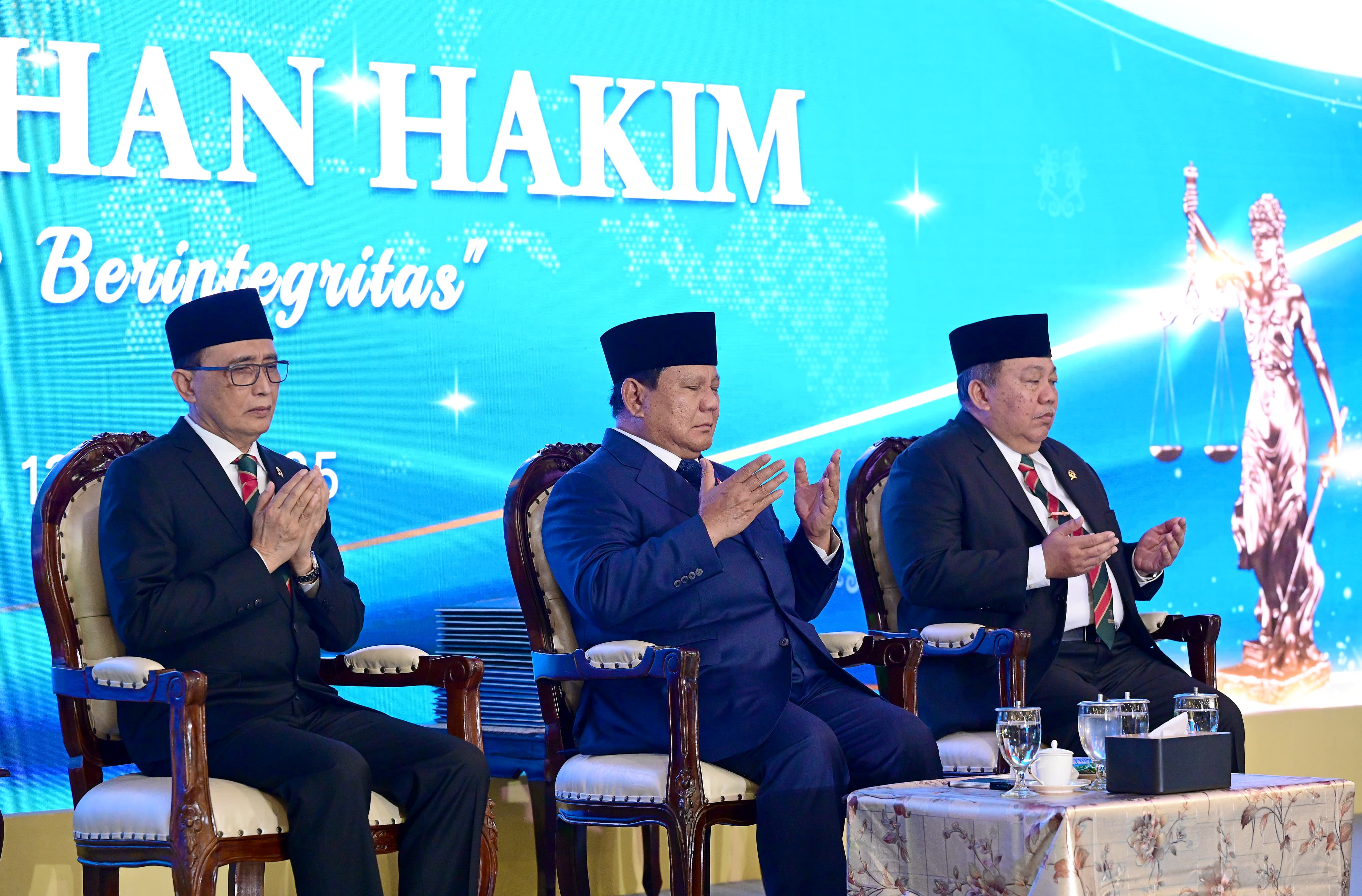 Presiden Prabowo Subianto (tengah) saat pengukuhan hakim Mahkamah Agung. (Foto/BPMI Setpres)