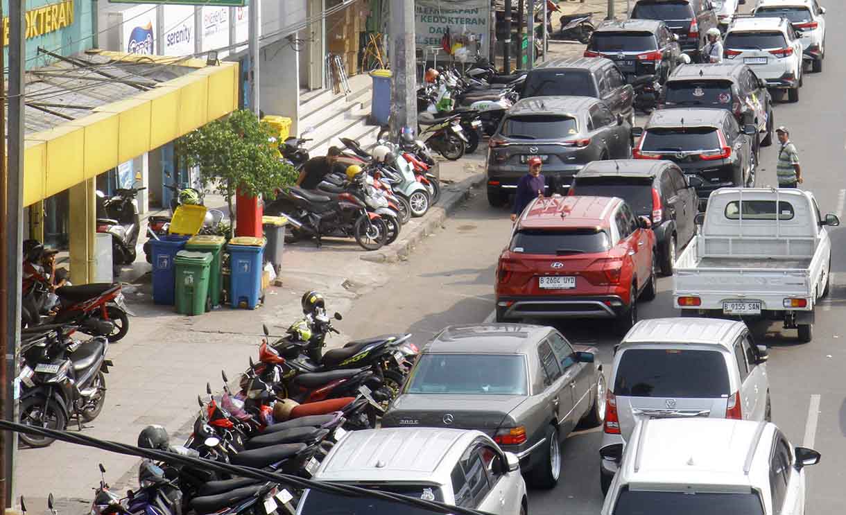 Kendaraan parkir di badan Jalan Pramuka, Jakarta, Rabu (25/6/2025).(Beritanasional.com/Oke Atmaja)