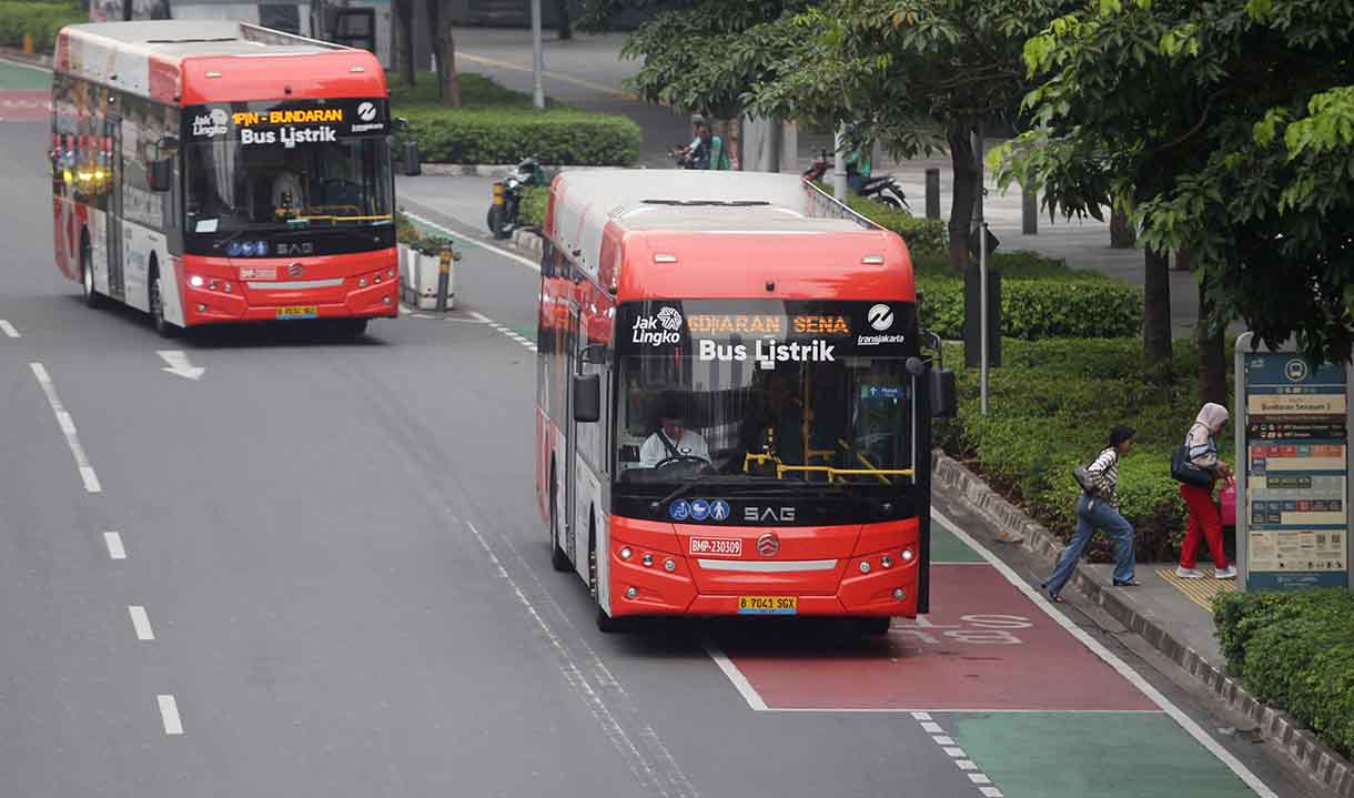 Sejumlah armada bus listrik Transjakarta melintas di Jalan Sudirman-Thamrin, Jakarta,Selasa (17/6/2025).(Beritanasional.com/Oke Atmaja)