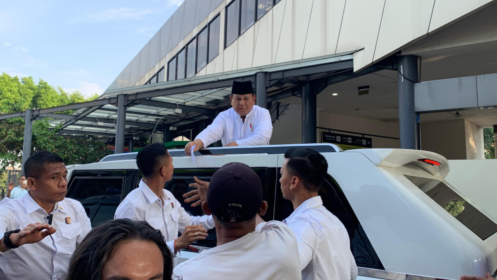 Presiden Indonesia Prabowo Subianto membagikan THR kepada warga. (BeritaNasional/Ahda)