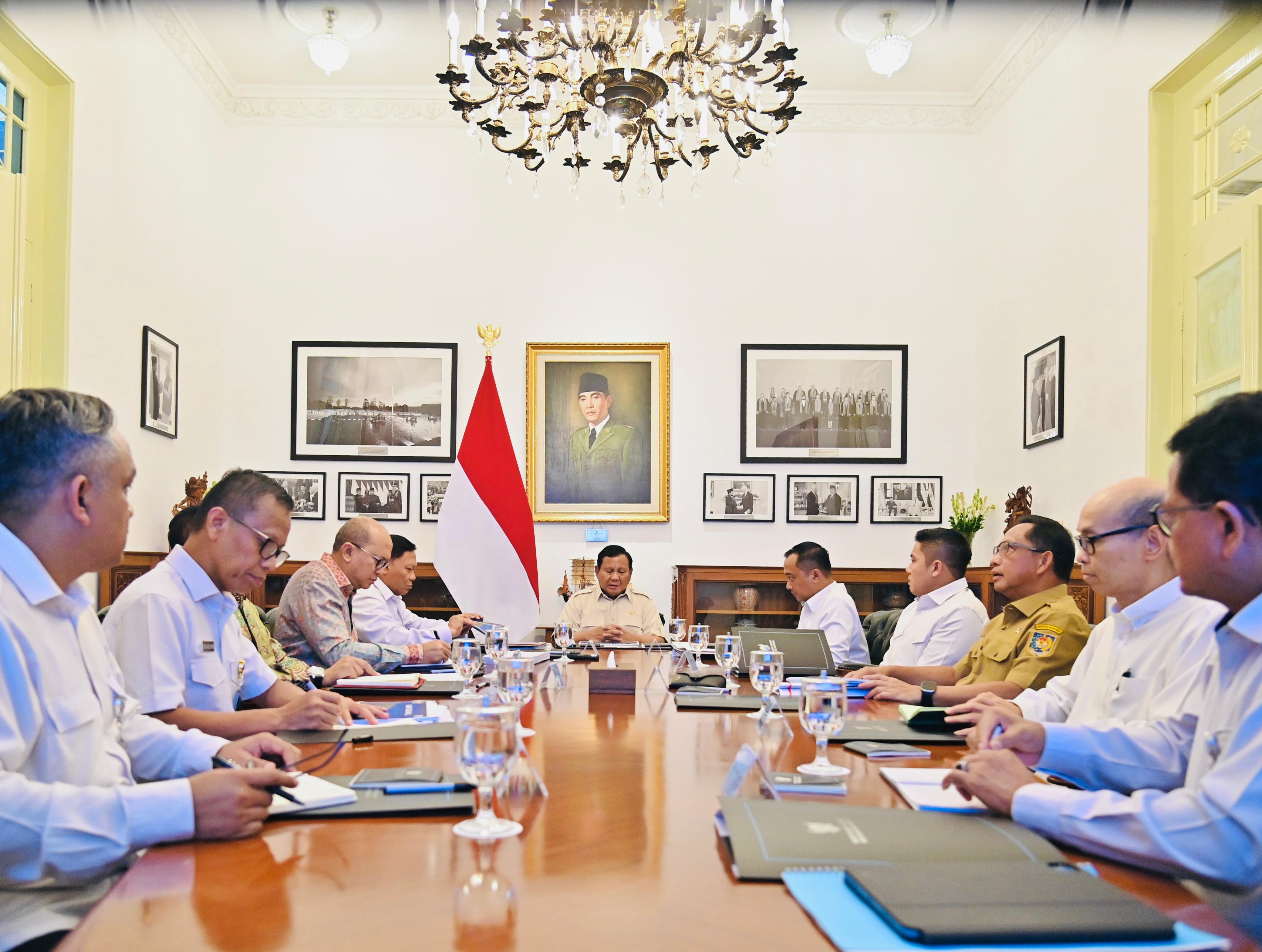 Presiden Indonesia Prabowo Subianto memimpin rapat terbatas bersama para menteri. (Foto/BPMI Setpres)