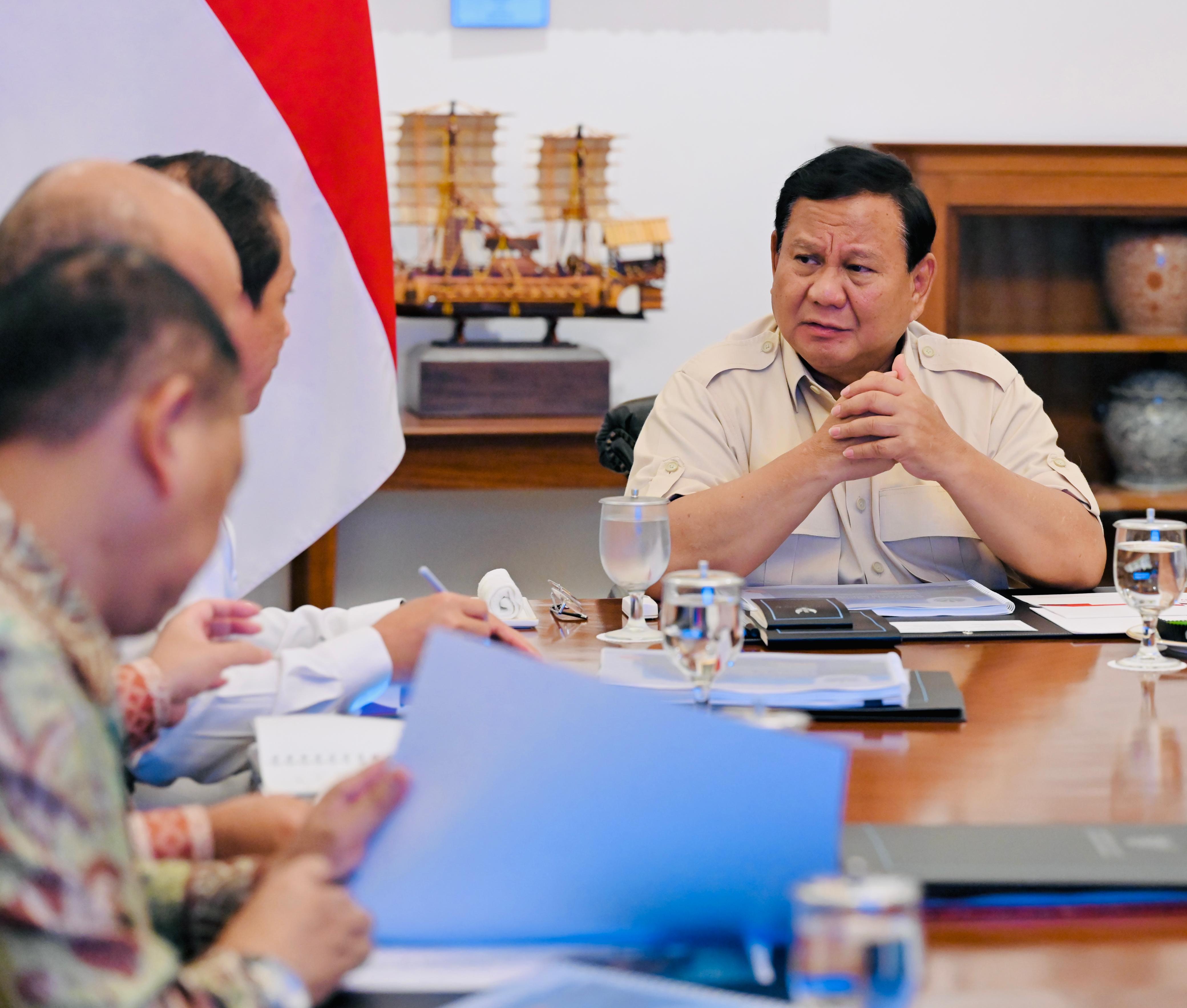 Presiden Prabowo Subianto saat pimpin rapat bahas persoalan sampah. (BeritaNasional/Setpres)