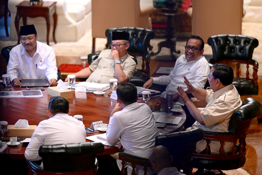 Momen Presiden Prabowo Subianto membahas kesiapan penyelenggaraan Sekolah Rakyat tahun ajaran 2025–2026 (Beritanasional/Muchlis Jr/Biro Pers Sekretariat Presiden)