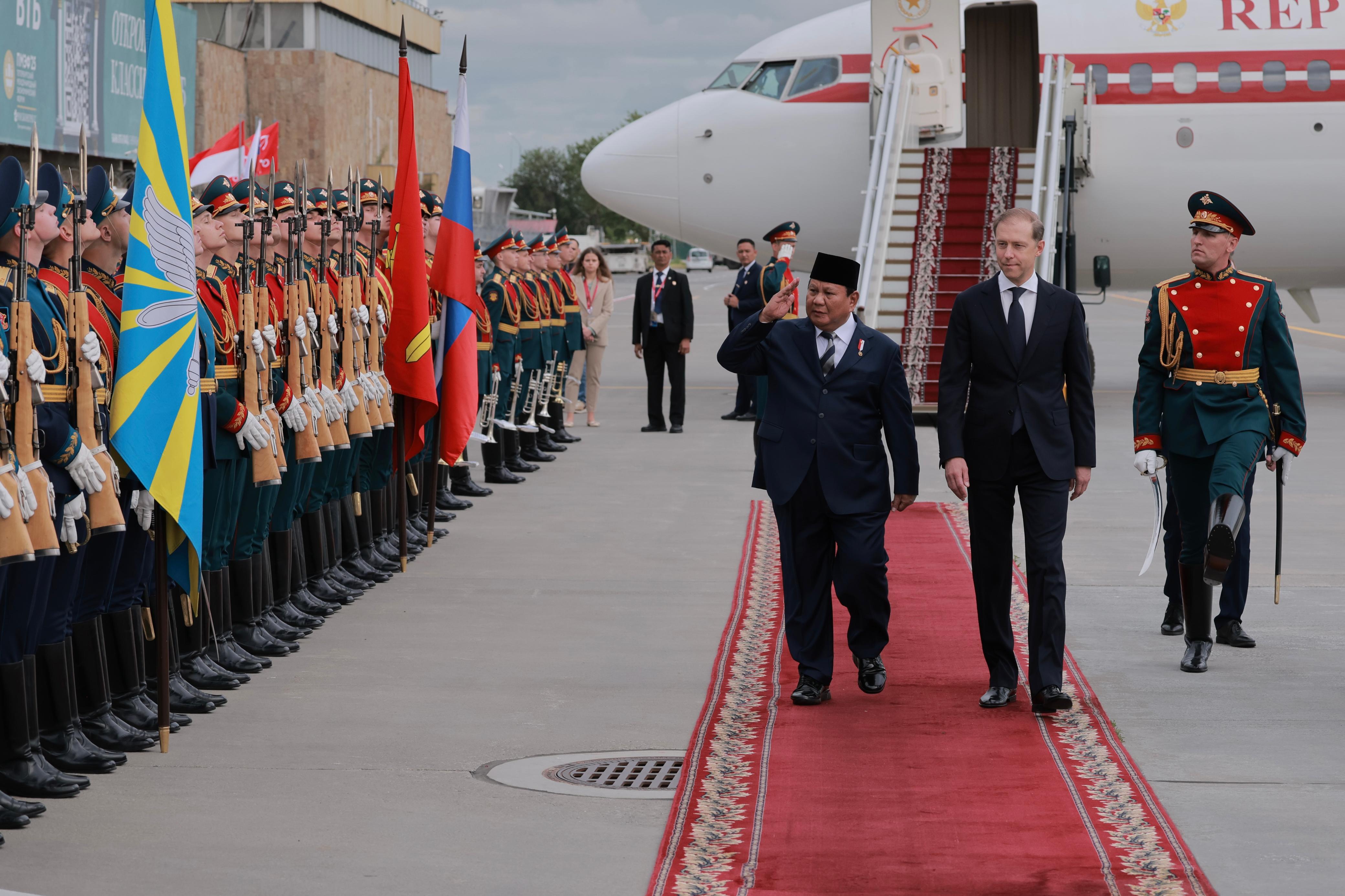 Presiden Prabowo Subianto tiba di St Petersburg menandai kunjungannya ke Rusia. (BeritaNasional/dok Setpres)