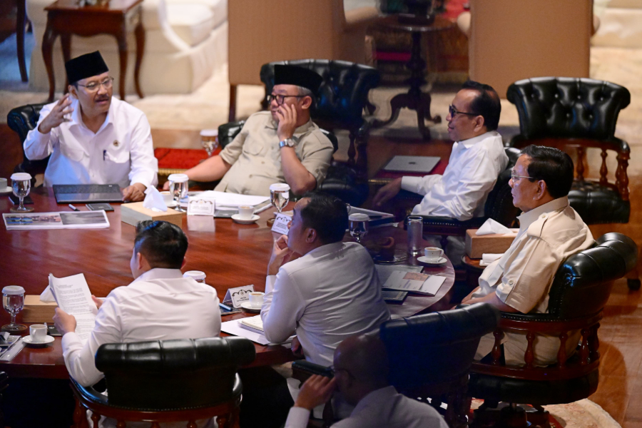 Momen Presiden Prabowo Subianto membahas kesiapan penyelenggaraan Sekolah Rakyat tahun ajaran 2025–2026 (Beritanasional/Muchlis Jr/Biro Pers Sekretariat Presiden)