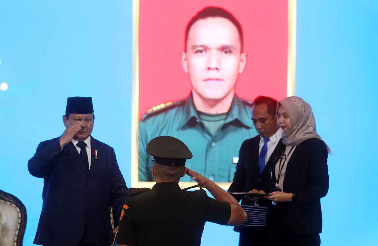 Presiden Prabowo Subianto (kiri) mengukuhkan salah satu perwakilan calon hakim militer di Gedung MA, Jakarta, Kamis (12/6/2025). (Beritanasional.com/Oke Atmaja)