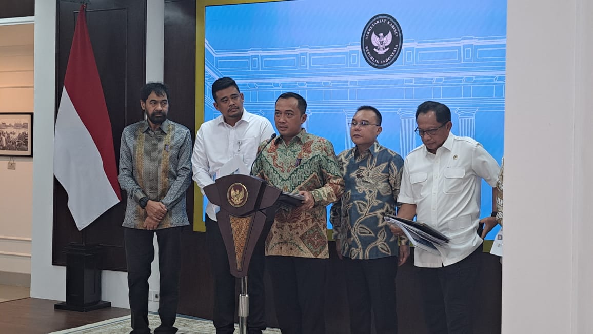 Mensesneg Prasetyo Hadi memberikan keterangan di Istana Negara. (BeritaNasional/Lydia)