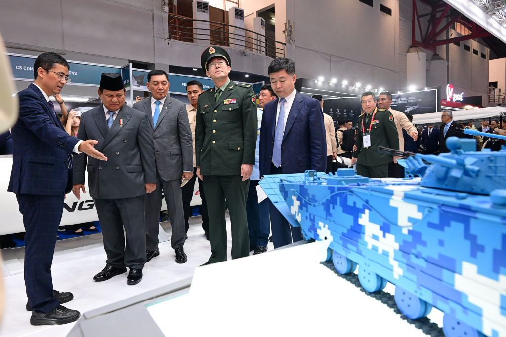 Presiden Prabowo Subianto (kedua kiri) bersama sejumlah delegasi dari China meninjau produk alutsista dari perusahaan pertahanan Norinco Group dalam pameran industri pertahanan Indo Defence Expo dan Forum di JIExpo Kemayoran, Jakarta, Rabu (11/6/2025). (Biropers)