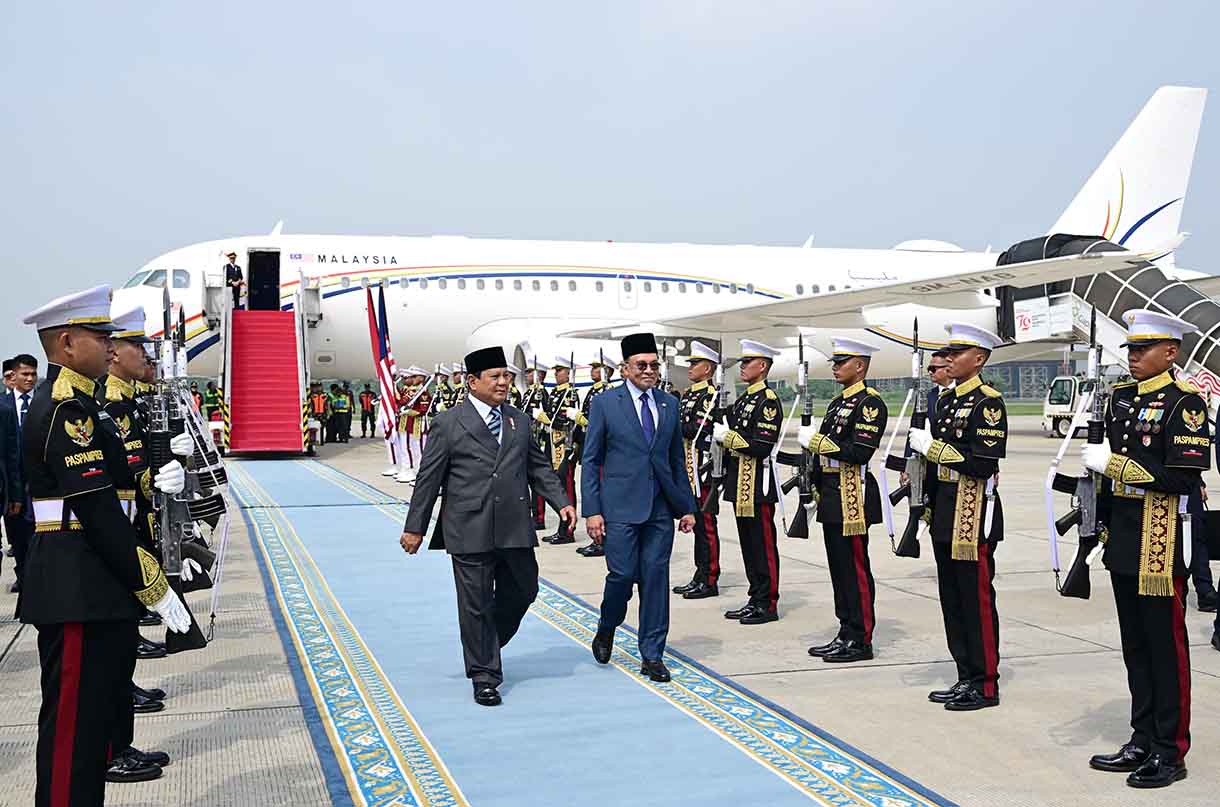 Presiden Republik Indonesia, Prabowo Subianto secara langsung menyambut kedatangan Perdana Menteri (PM) Malaysia, Anwar Ibrahim di Pangkalan TNI AU Halim Perdanakusuma, Jakarta, Jumat (27/6/2025). (Biro Pers)