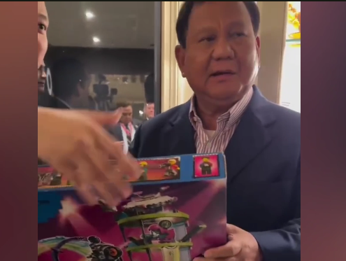 Presiden Prabowo Subianto memberi hadiah Lego kepada anak WNI di Rusia. (Foto/Istimewa)