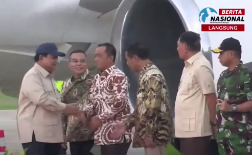 Presiden Prabowo Subianto tiba di Jakarta setelah kunjungan ke Rusia dengan disambut para menteri dan pejabat negara. (Foto/YouTube BeritaNasional TV)