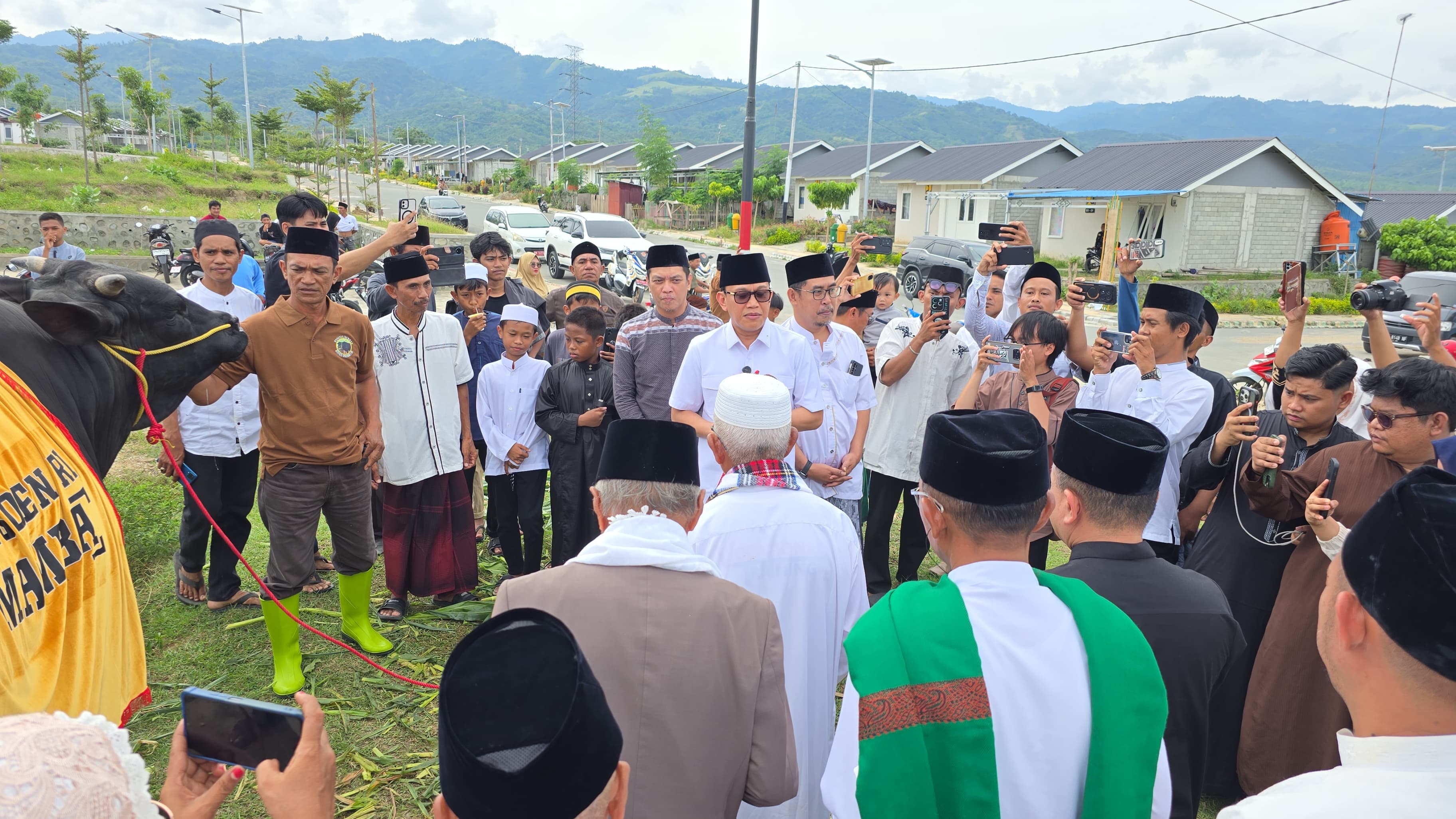 Menteri (P2MI) Abdul Kadir Karding menyerahkan hewan kurban dari Presiden Prabowo Subianto kepada Pemerintah Kota Palu. (BeritaNasinal/Elvis Sendouw/HO Hms P2MI)